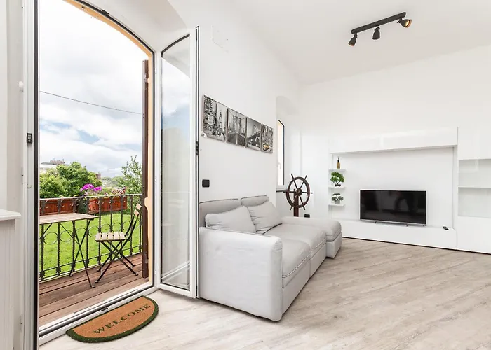 Spacious 3-Bedroom Apartment - 10 Min To City Center & 5 Min To Gaslini Hospital